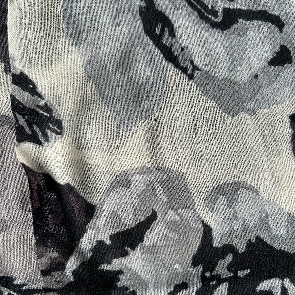 Bloomingdale’s Fashion Scarf - One Size - Ivory, Black and Gray. NWT - Picture 8 of 8